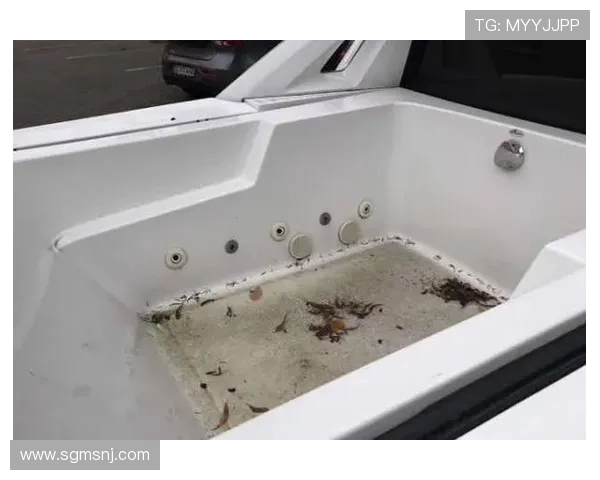 足球明星浴缸中放烟花引发热议网友纷纷点赞称其生活太奢华 足球明星浴缸中放烟花引发热议网友纷纷点赞称其生活太奢华