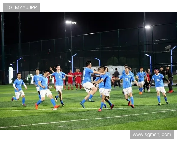 绚丽多彩的花式足球明星表演秀展现技巧与激情的完美结合